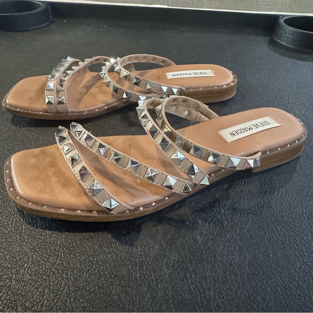 Steve Madden Skyler Flat Slide Sandals in tan w/ silver studded detail, size 8 - Picture 4 of 7